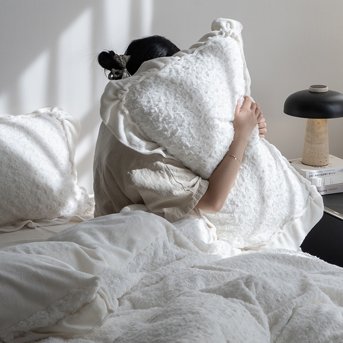 91家纺网 家纺一手货源 找家纺 尺素 2025新款复古玫瑰兔毛牛奶绒花边款四件套 玫瑰花边 乳白