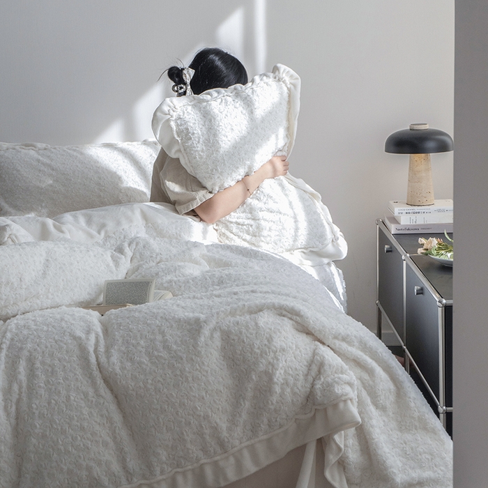 91家纺网 家纺一手货源 找家纺 尺素 2025新款复古玫瑰兔毛牛奶绒花边款四件套 玫瑰花边 乳白