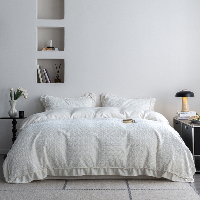 91家纺网 家纺一手货源 找家纺 尺素 2025新款复古玫瑰兔毛牛奶绒花边款四件套 玫瑰花边 乳白