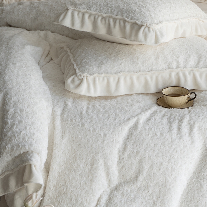 91家纺网 家纺一手货源 找家纺 尺素 2025新款复古玫瑰兔毛牛奶绒花边款四件套 玫瑰花边 乳白