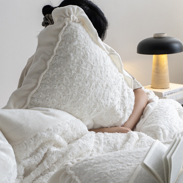 91家纺网 家纺一手货源 找家纺 尺素 2025新款复古玫瑰兔毛牛奶绒花边款四件套 玫瑰花边 乳白