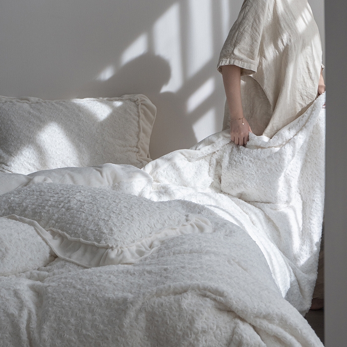 91家纺网 家纺一手货源 找家纺 尺素 2025新款复古玫瑰兔毛牛奶绒花边款四件套 玫瑰花边 乳白