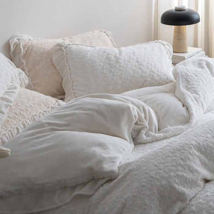 91家纺网 家纺一手货源 找家纺 尺素 2025新款复古玫瑰兔毛牛奶绒花边款四件套 玫瑰花边 乳白