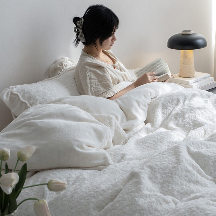 91家纺网 家纺一手货源 找家纺 尺素 2025新款复古玫瑰兔毛牛奶绒花边款四件套 玫瑰花边 乳白