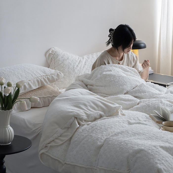 91家纺网 家纺一手货源 找家纺 尺素 2025新款复古玫瑰兔毛牛奶绒花边款四件套 玫瑰花边 乳白