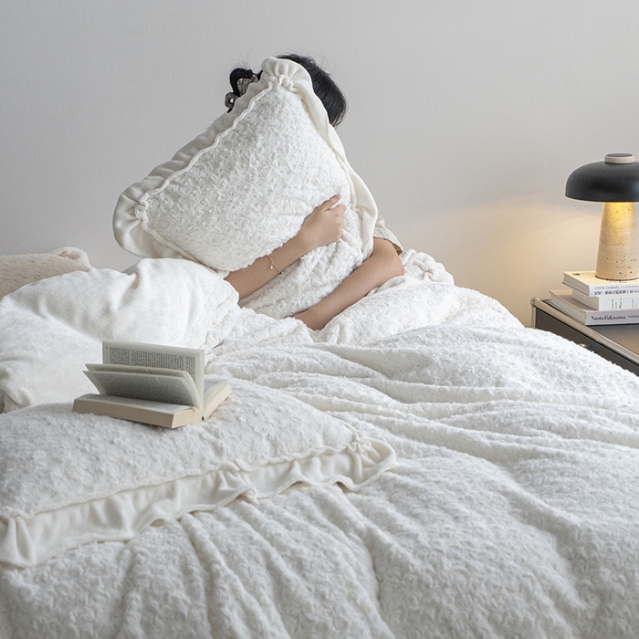 91家纺网 家纺一手货源 找家纺 尺素 2025新款复古玫瑰兔毛牛奶绒花边款四件套 玫瑰花边 乳白