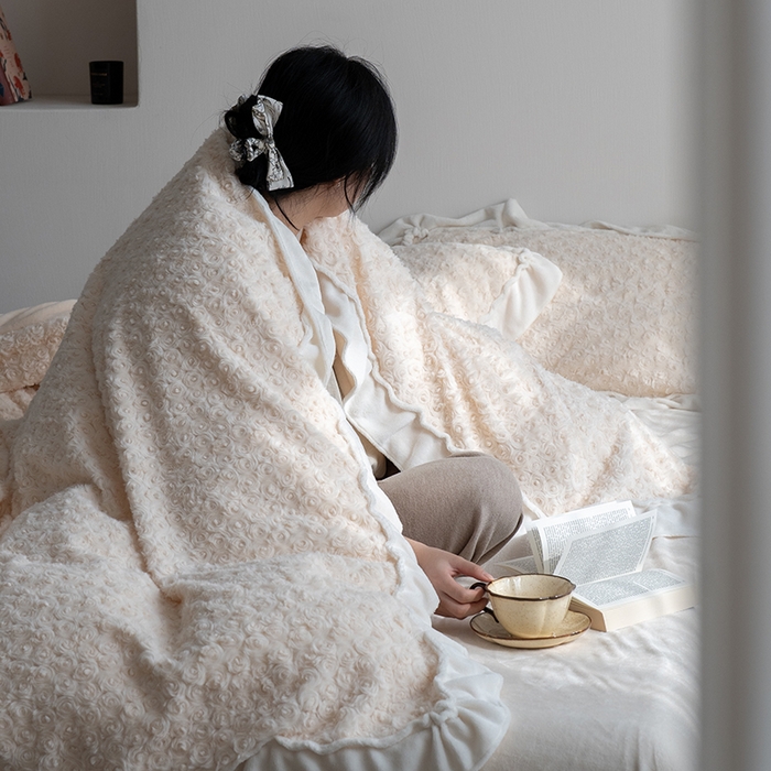 91家纺网 家纺一手货源 找家纺 尺素 2025新款复古玫瑰兔毛牛奶绒花边款四件套 玫瑰花边 香槟