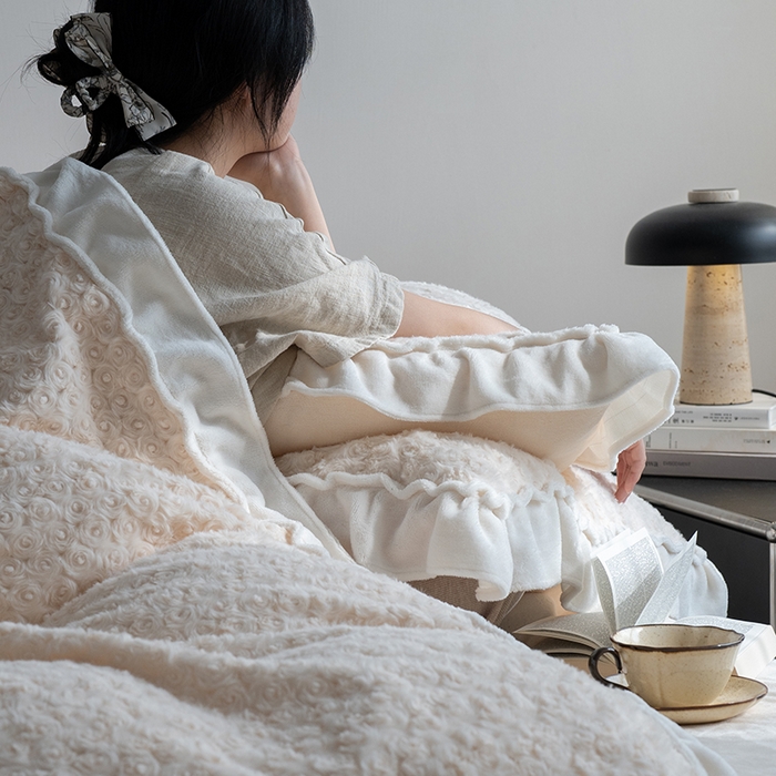 91家纺网 家纺一手货源 找家纺 尺素 2025新款复古玫瑰兔毛牛奶绒花边款四件套 玫瑰花边 香槟