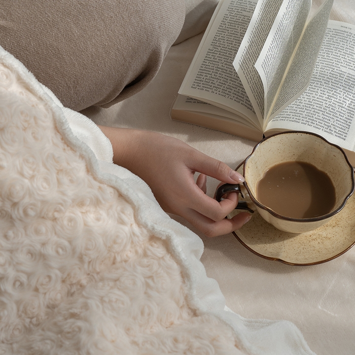 91家纺网 家纺一手货源 找家纺 尺素 2025新款复古玫瑰兔毛牛奶绒花边款四件套 玫瑰花边 香槟