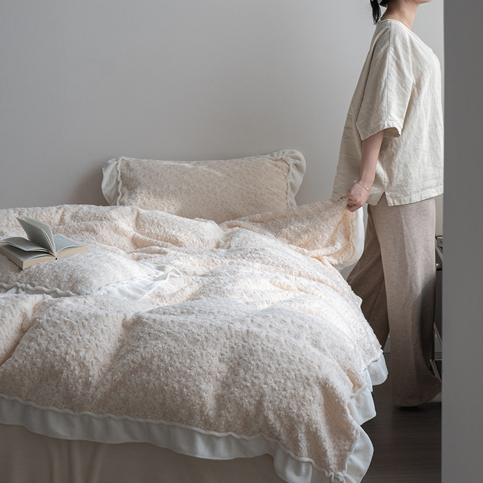 91家纺网 家纺一手货源 找家纺 尺素 2025新款复古玫瑰兔毛牛奶绒花边款四件套 玫瑰花边 香槟