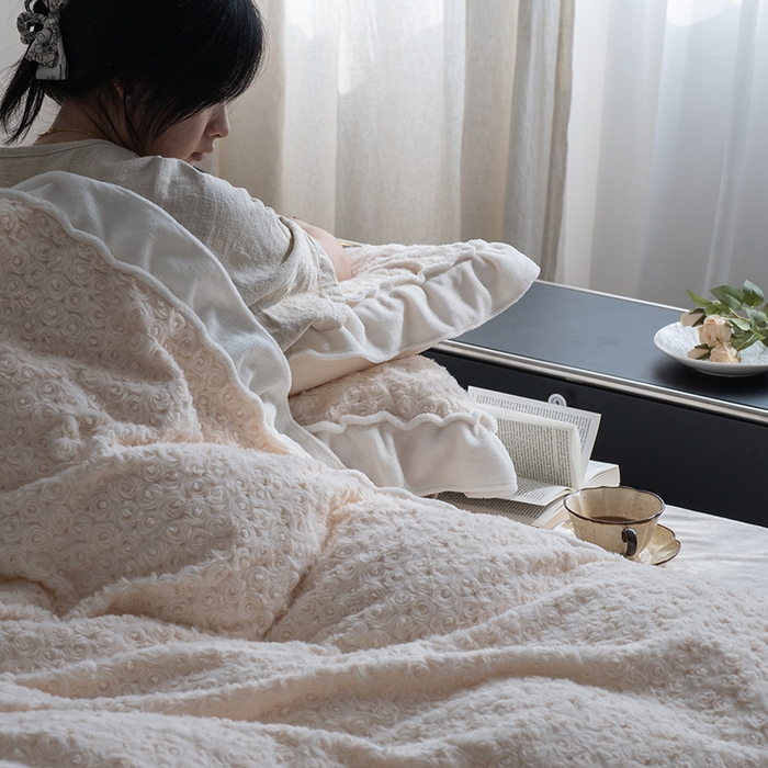 91家纺网 家纺一手货源 找家纺 尺素 2025新款复古玫瑰兔毛牛奶绒花边款四件套 玫瑰花边 香槟