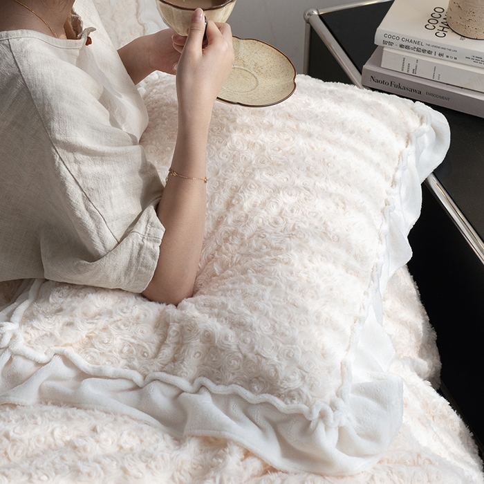 91家纺网 家纺一手货源 找家纺 尺素 2025新款复古玫瑰兔毛牛奶绒花边款四件套 玫瑰花边 香槟