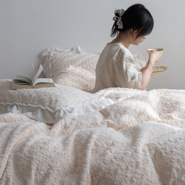 91家纺网 家纺一手货源 找家纺 尺素 2025新款复古玫瑰兔毛牛奶绒花边款四件套 玫瑰花边 香槟