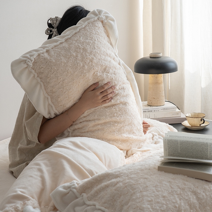 91家纺网 家纺一手货源 找家纺 尺素 2025新款复古玫瑰兔毛牛奶绒花边款四件套 玫瑰花边 香槟