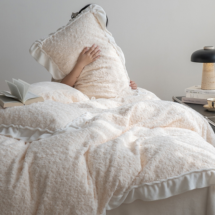 91家纺网 家纺一手货源 找家纺 尺素 2025新款复古玫瑰兔毛牛奶绒花边款四件套 玫瑰花边 香槟