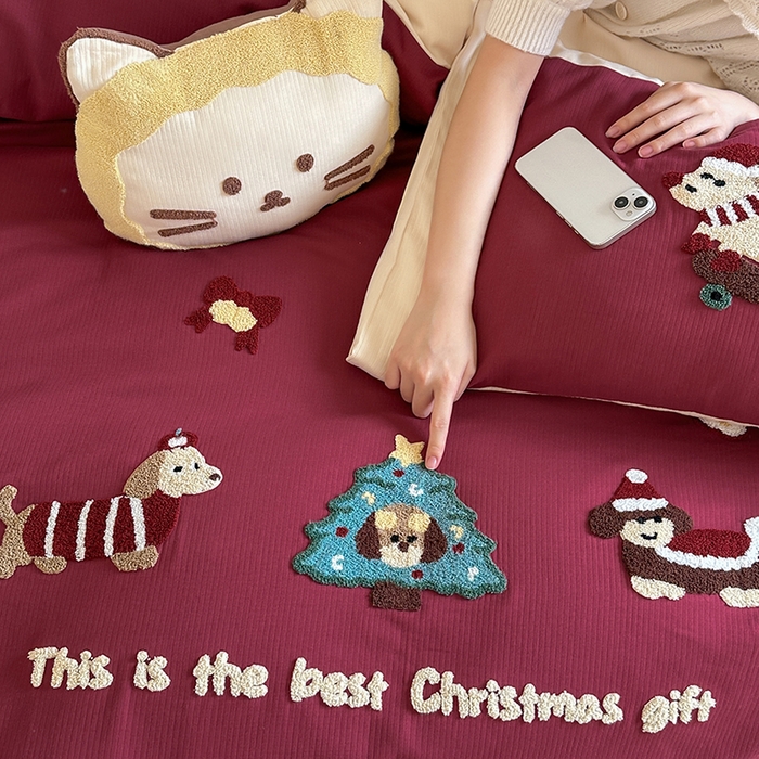 91家纺网 家纺一手货源 找家纺 风向标家纺 2025新款透气软织提花磨毛卡通毛巾绣四件套-风格二 苹果狗-红