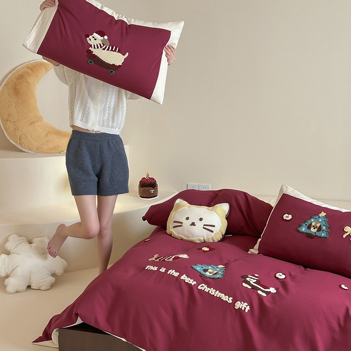 91家纺网 家纺一手货源 找家纺 风向标家纺 2025新款透气软织提花磨毛卡通毛巾绣四件套-风格二 苹果狗-红