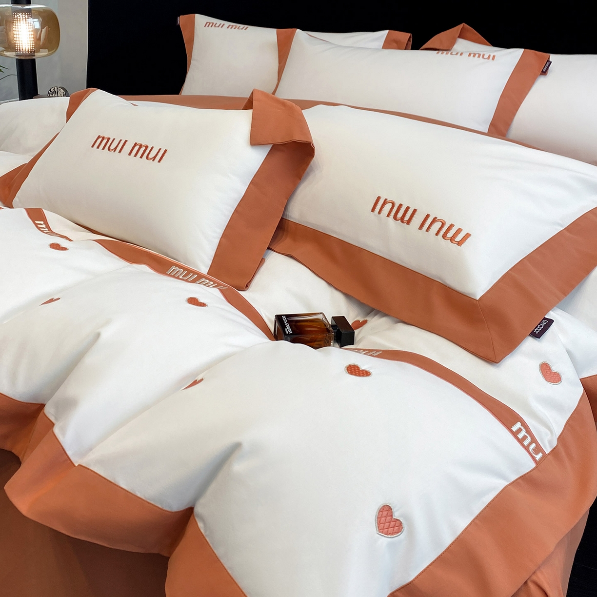 91家纺网 家纺一手货源 找家纺 高端A类加厚保暖全棉磨毛四件套纯棉被套奢侈品同款刺绣轻奢床笠款秋冬床上用品 桃之夭夭-艾橙