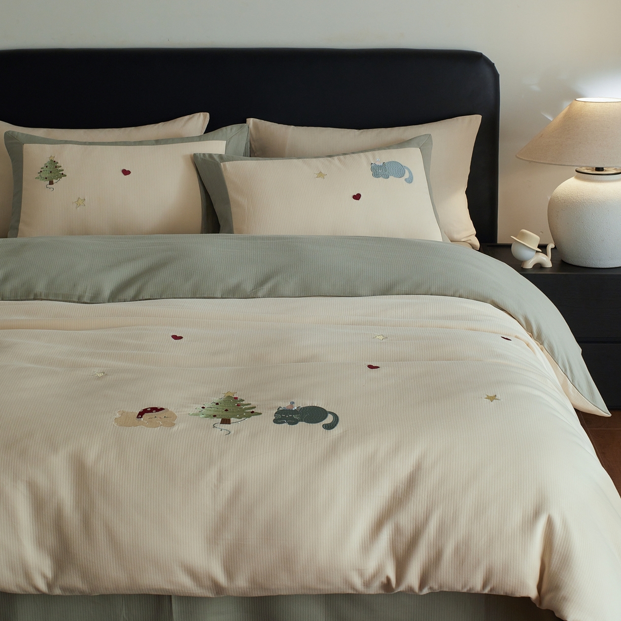 风向标家纺 2025新款透气软织提花磨毛卡通毛巾绣四件套-风格三 猫咪圣诞树