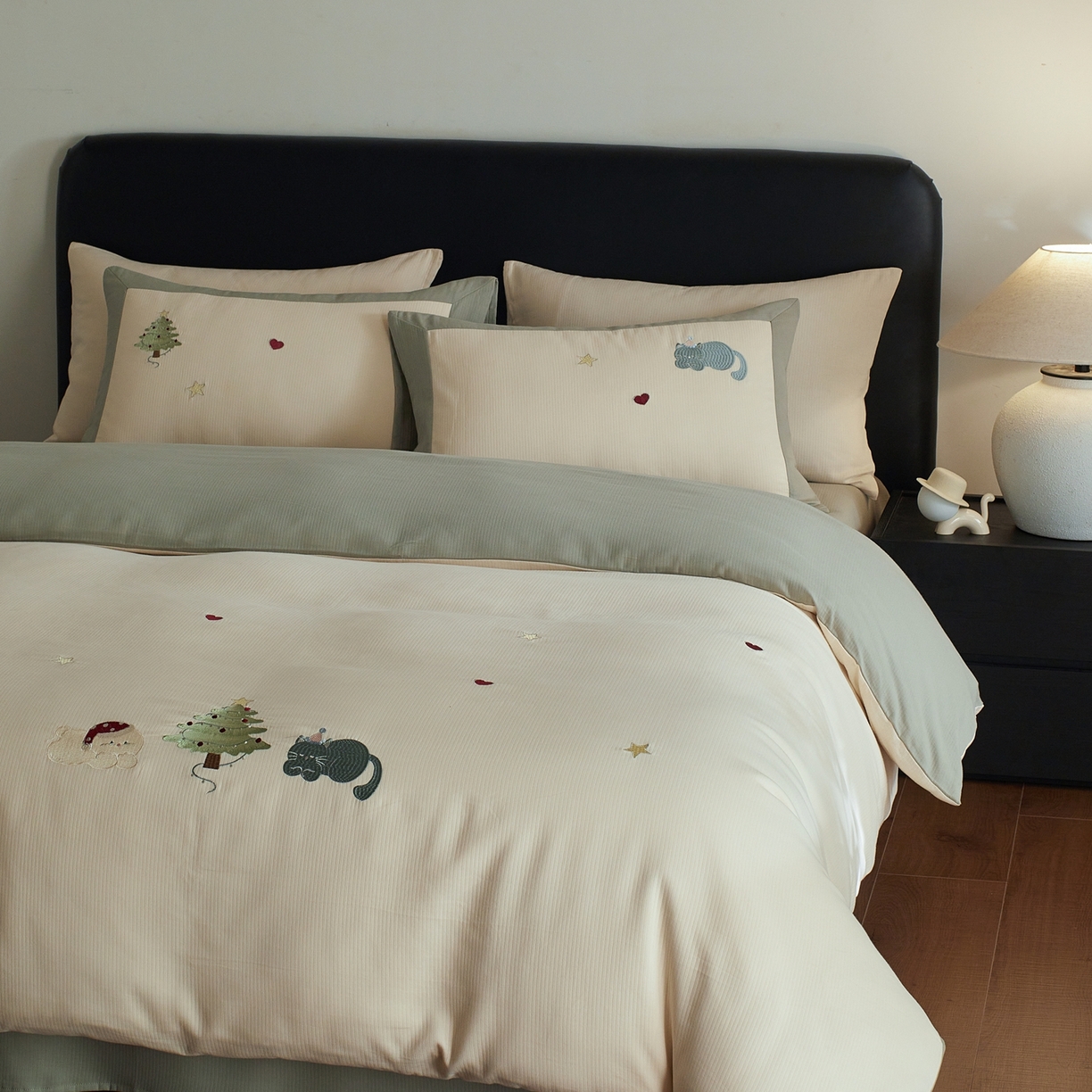 91家纺网 家纺一手货源 找家纺 风向标家纺 2025新款透气软织提花磨毛卡通毛巾绣四件套-风格三 猫咪圣诞树