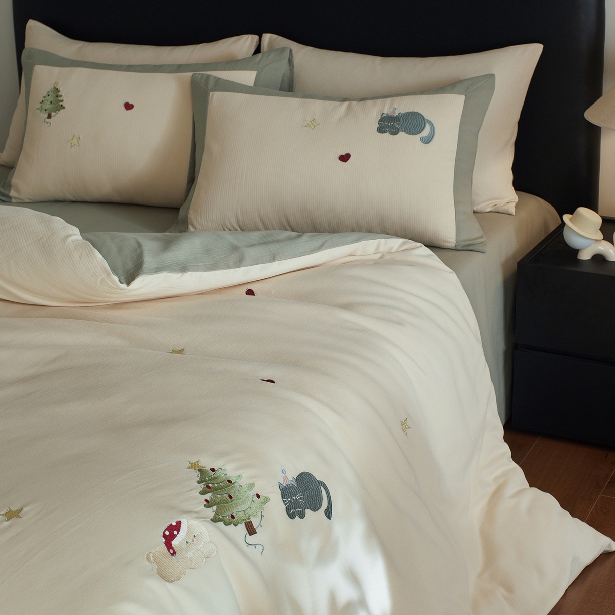 91家纺网 家纺一手货源 找家纺 风向标家纺 2025新款透气软织提花磨毛卡通毛巾绣四件套-风格三 猫咪圣诞树