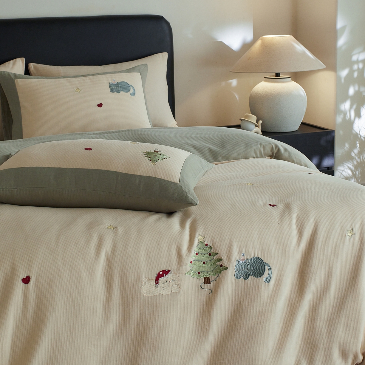 91家纺网 家纺一手货源 找家纺 风向标家纺 2025新款透气软织提花磨毛卡通毛巾绣四件套-风格三 猫咪圣诞树