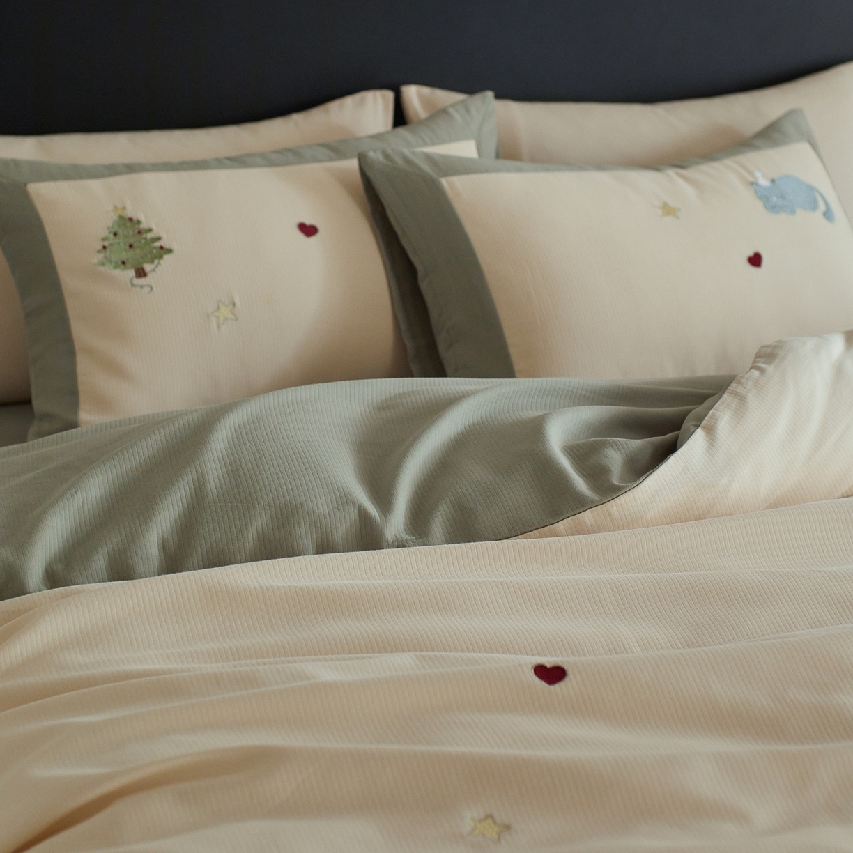 91家纺网 家纺一手货源 找家纺 风向标家纺 2025新款透气软织提花磨毛卡通毛巾绣四件套-风格三 猫咪圣诞树