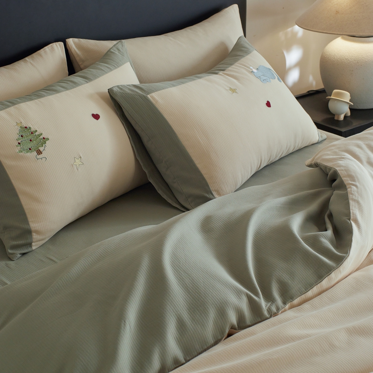 91家纺网 家纺一手货源 找家纺 风向标家纺 2025新款透气软织提花磨毛卡通毛巾绣四件套-风格三 猫咪圣诞树