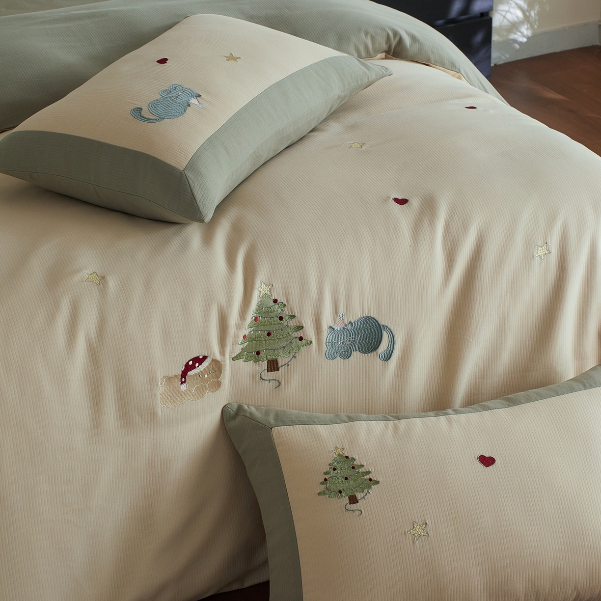 91家纺网 家纺一手货源 找家纺 风向标家纺 2025新款透气软织提花磨毛卡通毛巾绣四件套-风格三 猫咪圣诞树