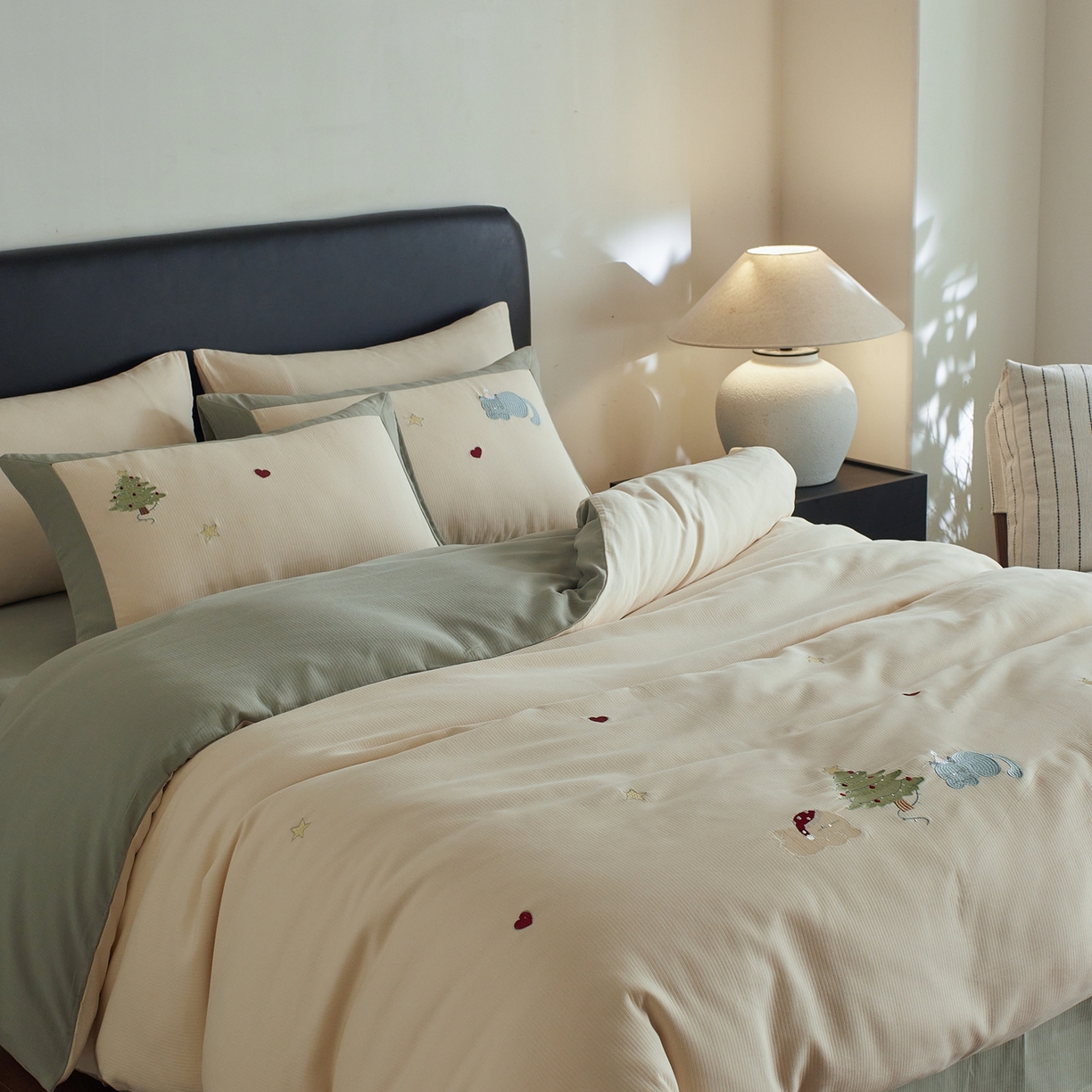 91家纺网 家纺一手货源 找家纺 风向标家纺 2025新款透气软织提花磨毛卡通毛巾绣四件套-风格三 猫咪圣诞树