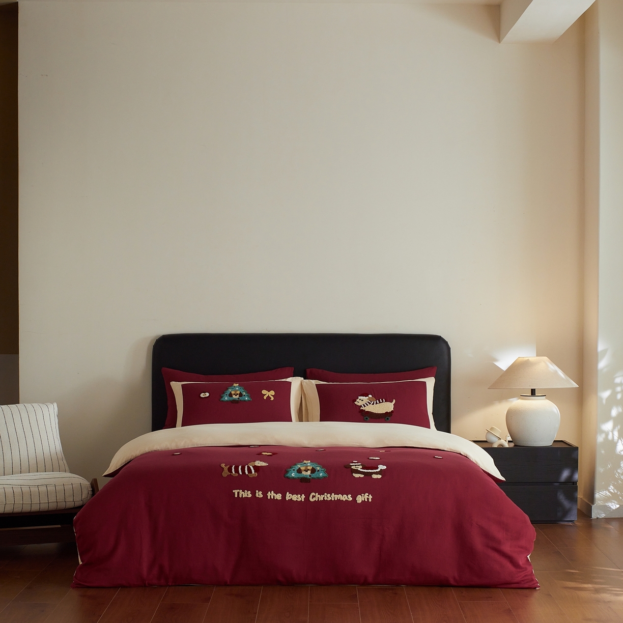 91家纺网 家纺一手货源 找家纺 风向标家纺 2025新款透气软织提花磨毛卡通毛巾绣四件套-风格三 苹果狗-红