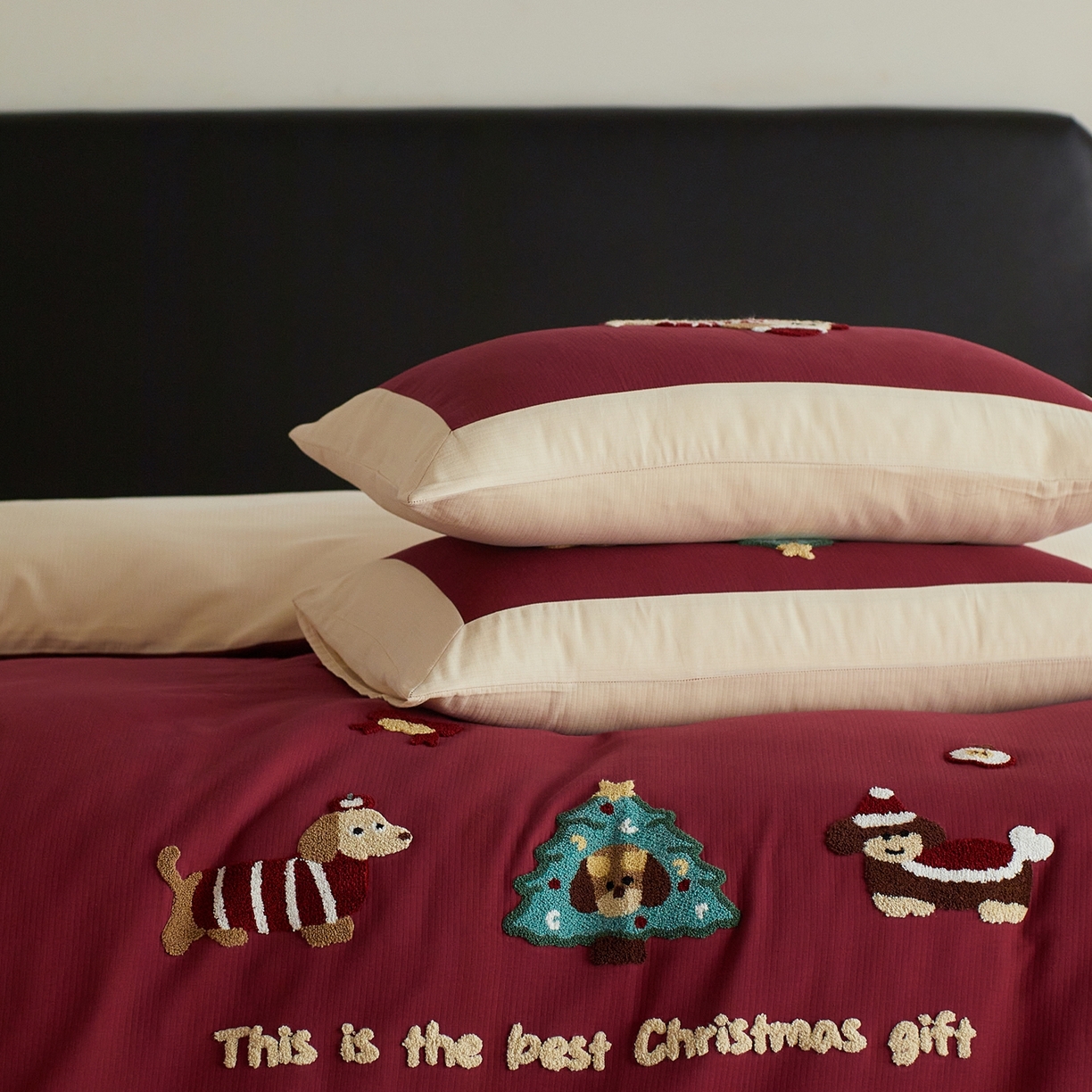 91家纺网 家纺一手货源 找家纺 风向标家纺 2025新款透气软织提花磨毛卡通毛巾绣四件套-风格三 苹果狗-红