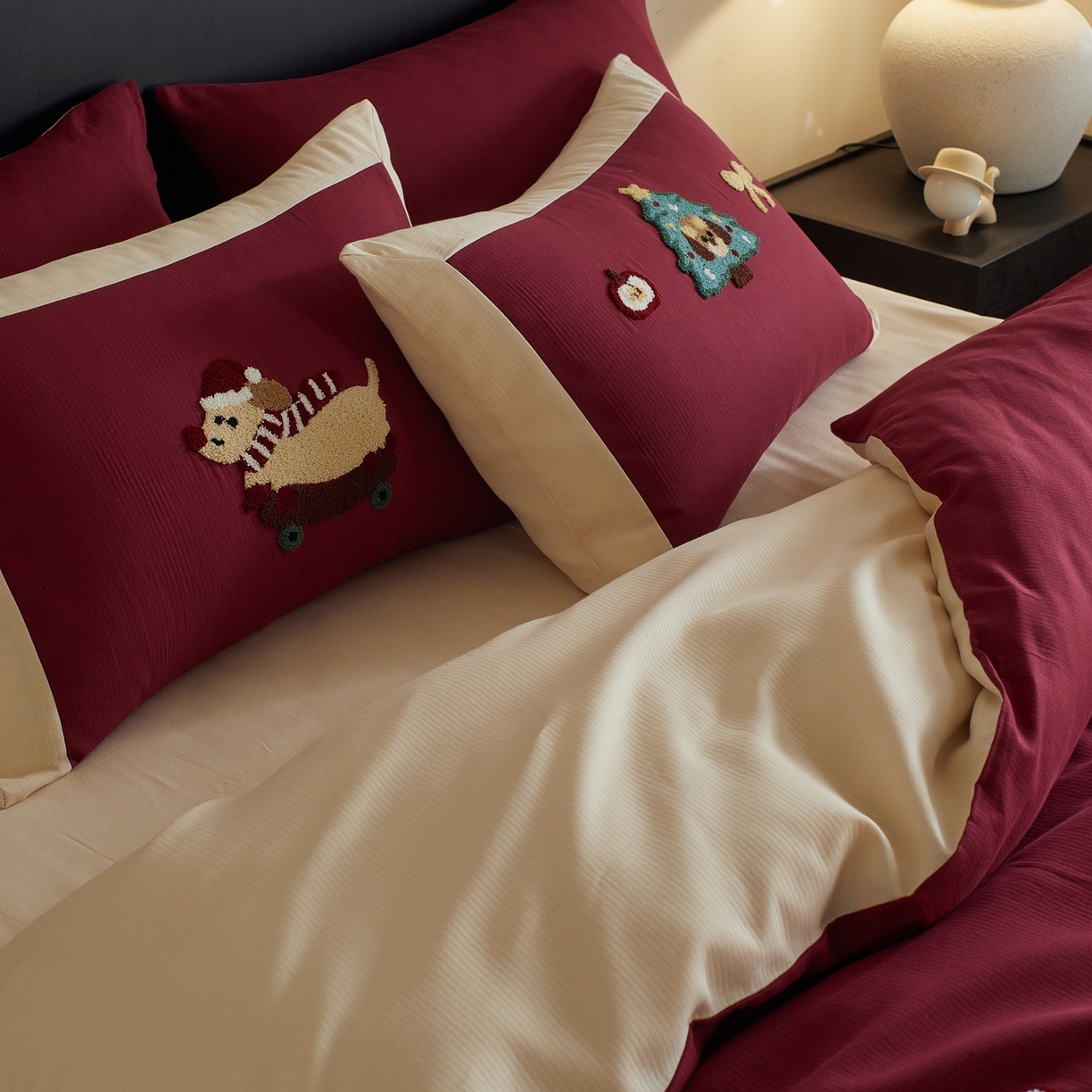 91家纺网 家纺一手货源 找家纺 风向标家纺 2025新款透气软织提花磨毛卡通毛巾绣四件套-风格三 苹果狗-红