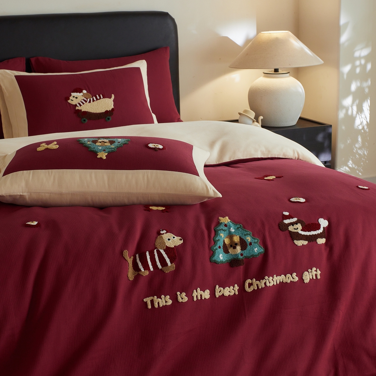 91家纺网 家纺一手货源 找家纺 风向标家纺 2025新款透气软织提花磨毛卡通毛巾绣四件套-风格三 苹果狗-红