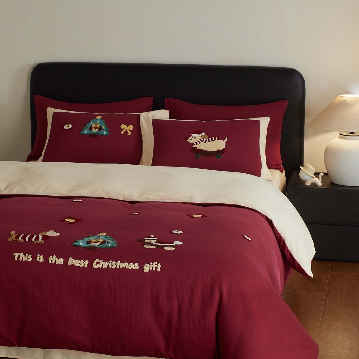 91家纺网 家纺一手货源 找家纺 风向标家纺 2025新款透气软织提花磨毛卡通毛巾绣四件套-风格三 苹果狗-红