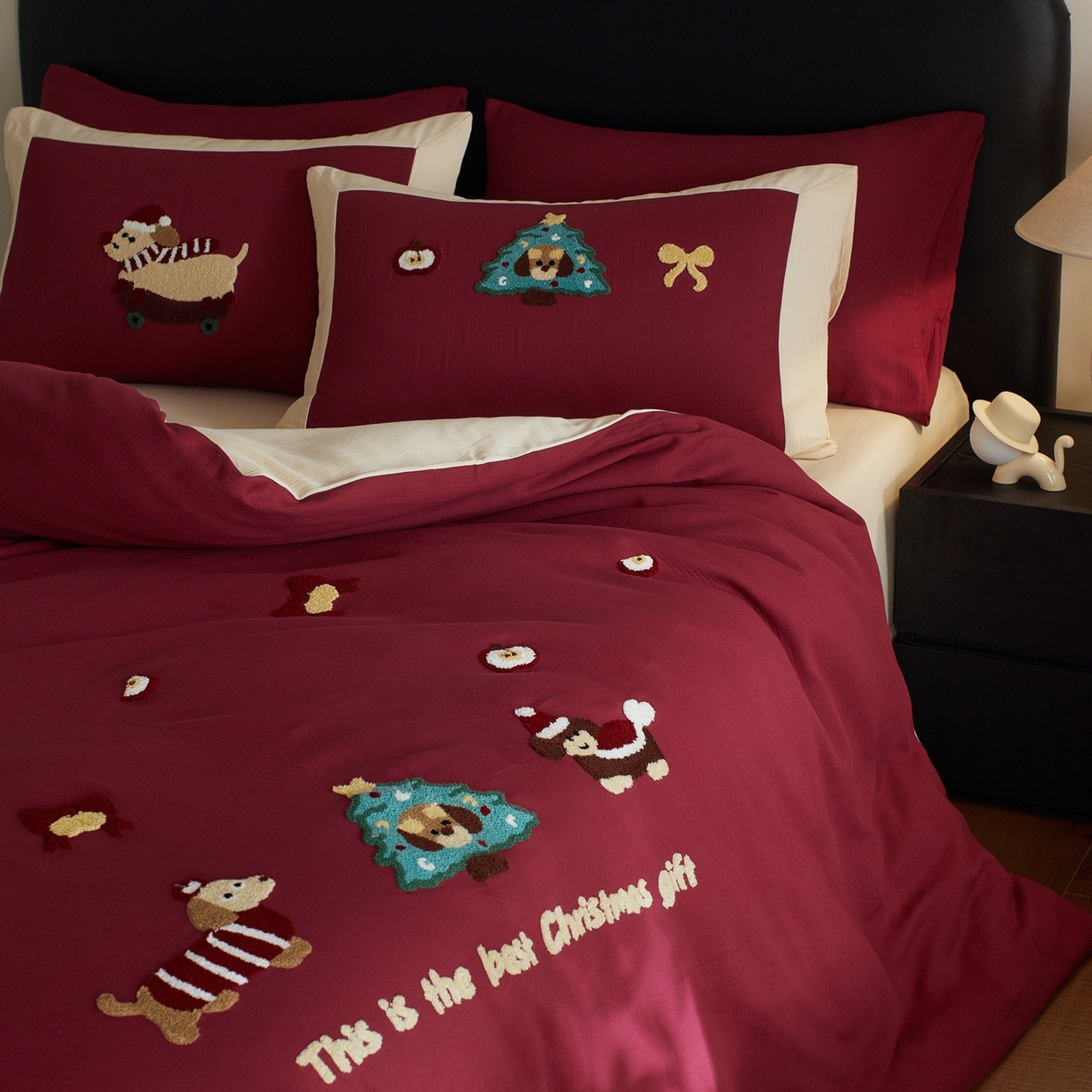 91家纺网 家纺一手货源 找家纺 风向标家纺 2025新款透气软织提花磨毛卡通毛巾绣四件套-风格三 苹果狗-红