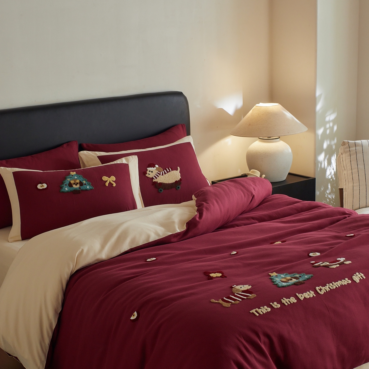 91家纺网 家纺一手货源 找家纺 风向标家纺 2025新款透气软织提花磨毛卡通毛巾绣四件套-风格三 苹果狗-红