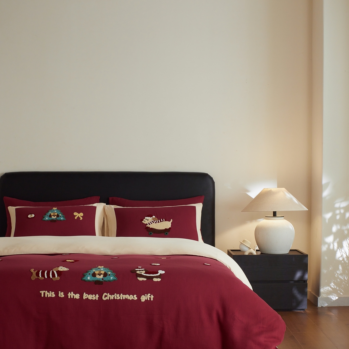 91家纺网 家纺一手货源 找家纺 风向标家纺 2025新款透气软织提花磨毛卡通毛巾绣四件套-风格三 苹果狗-红