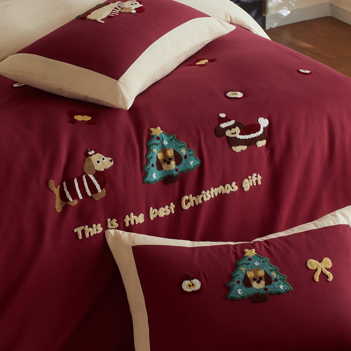 91家纺网 家纺一手货源 找家纺 风向标家纺 2025新款透气软织提花磨毛卡通毛巾绣四件套-风格三 苹果狗-红