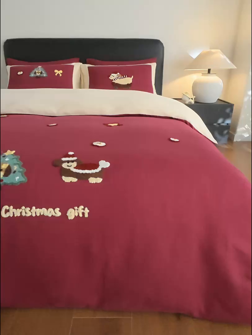 91家纺网 家纺一手货源 找家纺 风向标家纺 2025新款透气软织提花磨毛卡通毛巾绣四件套-风格三 苹果狗-红