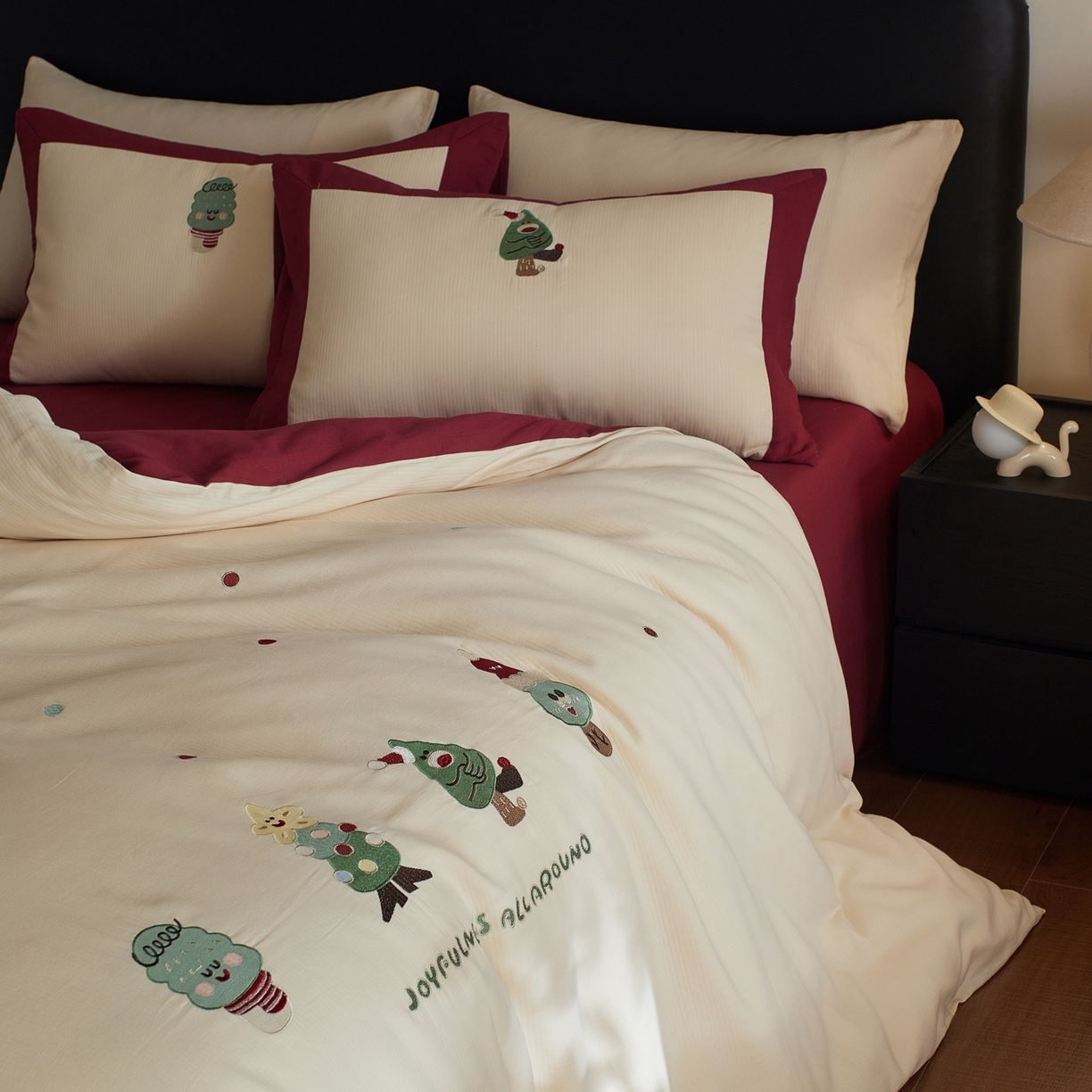 91家纺网 家纺一手货源 找家纺 风向标家纺 2025新款透气软织提花磨毛卡通毛巾绣四件套-风格三 圣诞小怪兽