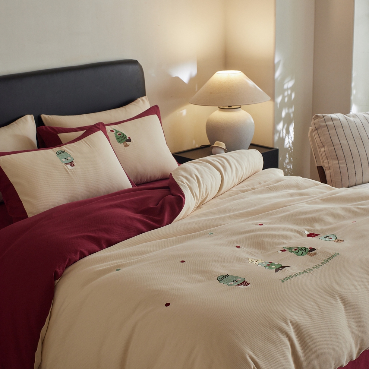 91家纺网 家纺一手货源 找家纺 风向标家纺 2025新款透气软织提花磨毛卡通毛巾绣四件套-风格三 圣诞小怪兽