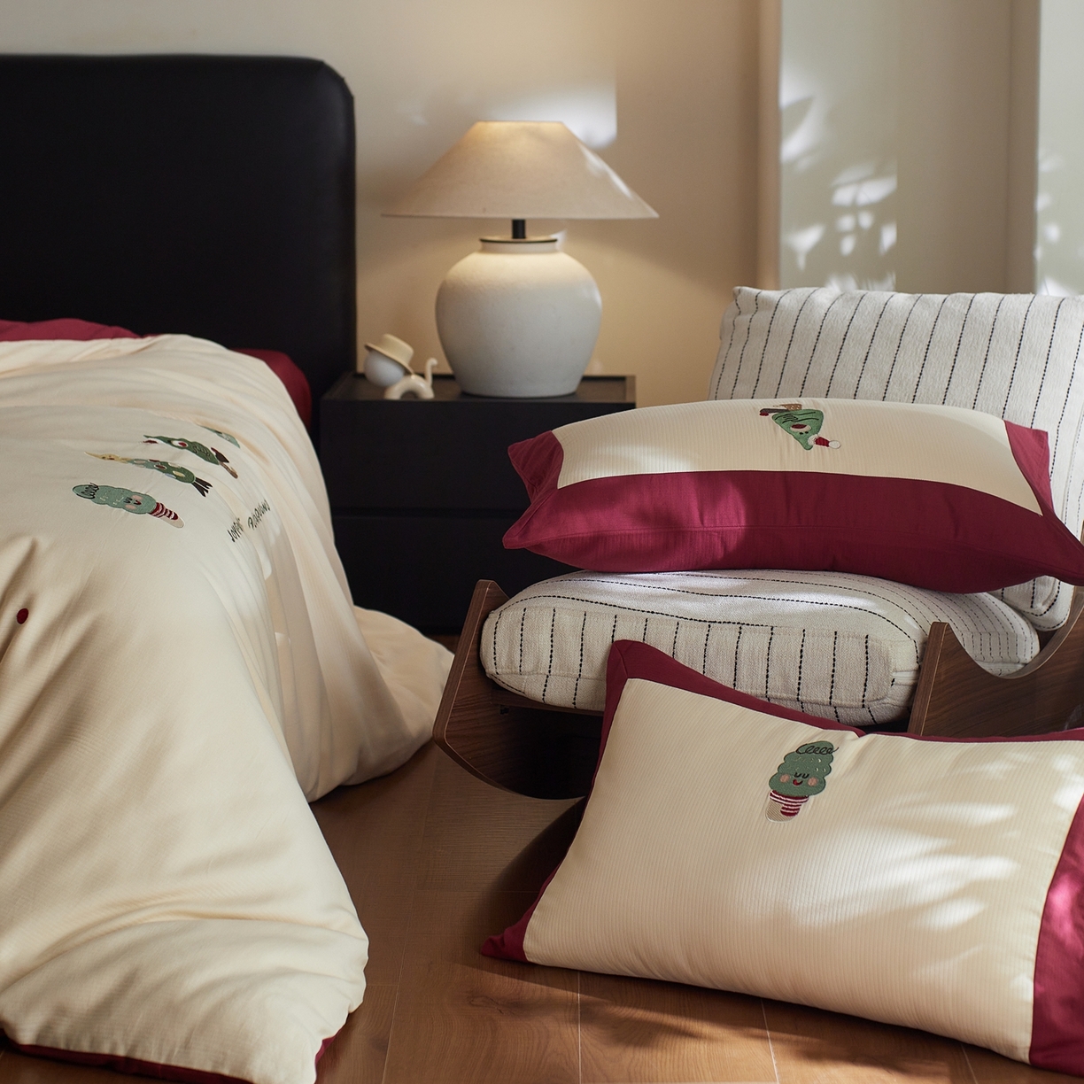 91家纺网 家纺一手货源 找家纺 风向标家纺 2025新款透气软织提花磨毛卡通毛巾绣四件套-风格三 圣诞小怪兽