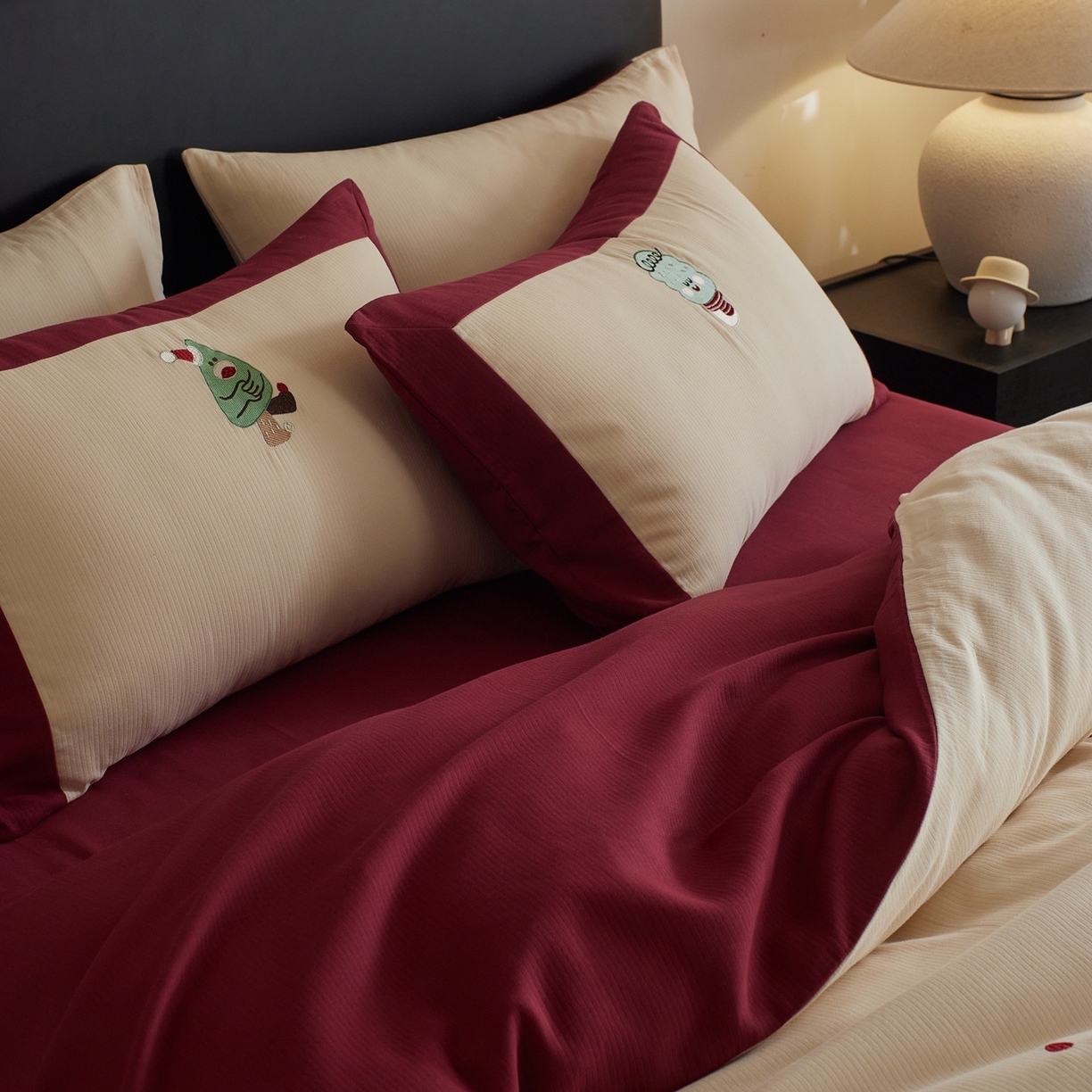 91家纺网 家纺一手货源 找家纺 风向标家纺 2025新款透气软织提花磨毛卡通毛巾绣四件套-风格三 圣诞小怪兽