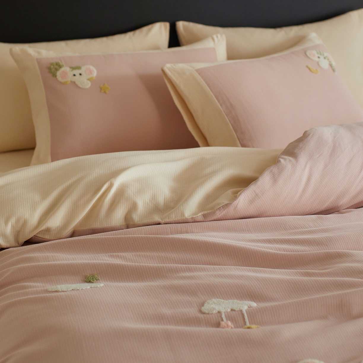 91家纺网 家纺一手货源 找家纺 风向标家纺 2025新款透气软织提花磨毛卡通毛巾绣四件套-风格三 云朵小象