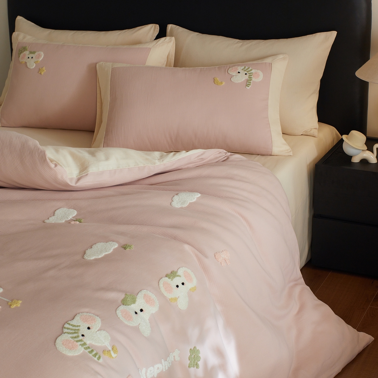 91家纺网 家纺一手货源 找家纺 风向标家纺 2025新款透气软织提花磨毛卡通毛巾绣四件套-风格三 云朵小象