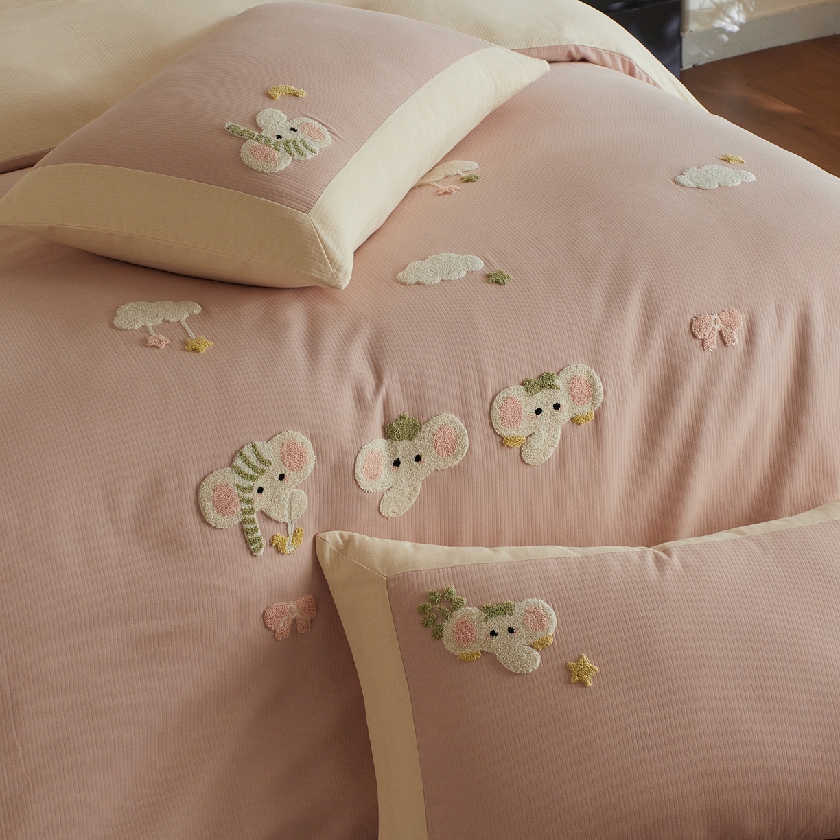 91家纺网 家纺一手货源 找家纺 风向标家纺 2025新款透气软织提花磨毛卡通毛巾绣四件套-风格三 云朵小象