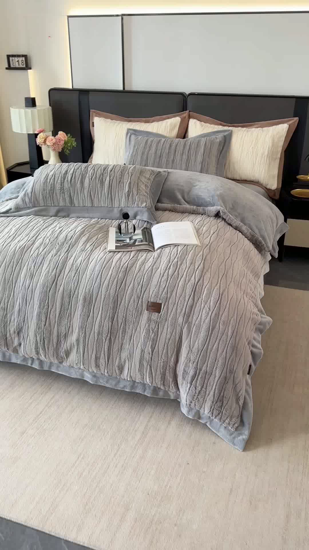 91家纺网 家纺一手货源 找家纺 太阳树 2025新款高克重兔毛绒牛奶绒四件套 海岸香颂—清澈灰