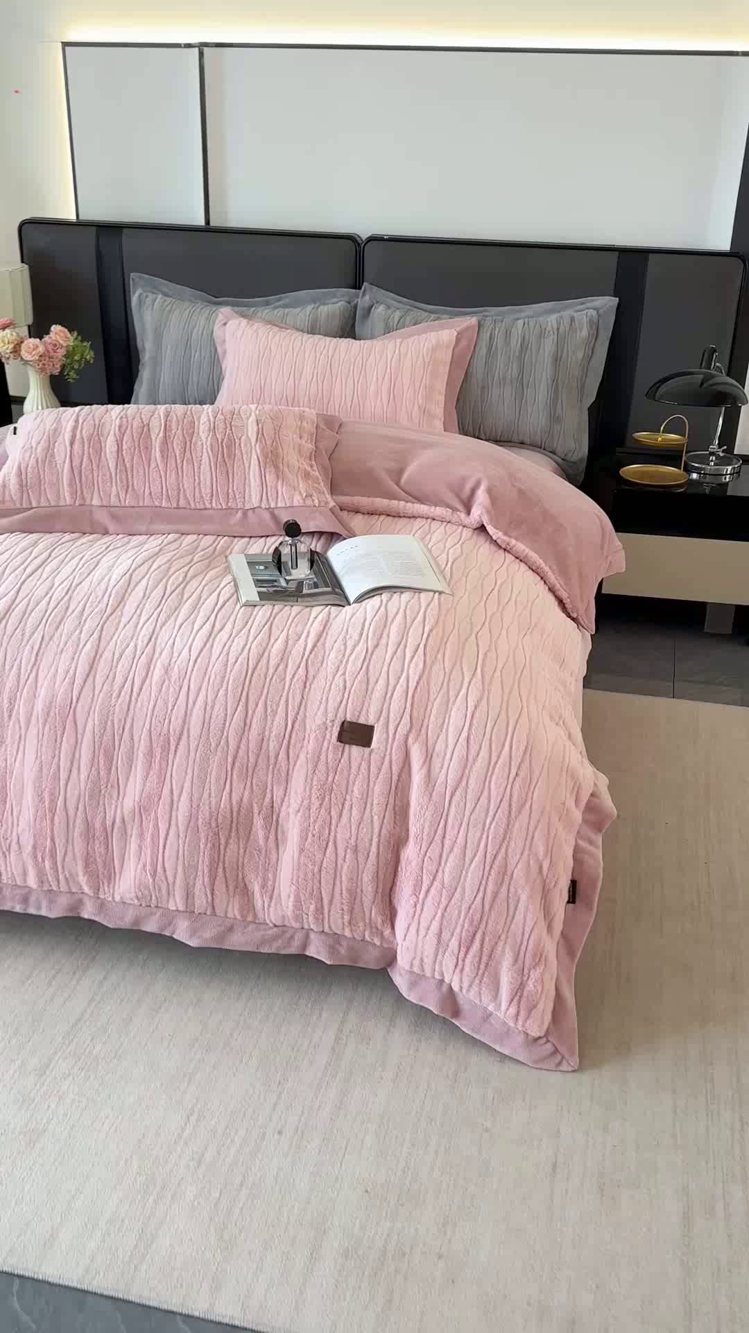 91家纺网 家纺一手货源 找家纺 太阳树 2025新款高克重兔毛绒牛奶绒四件套  海岸香颂—糖果粉