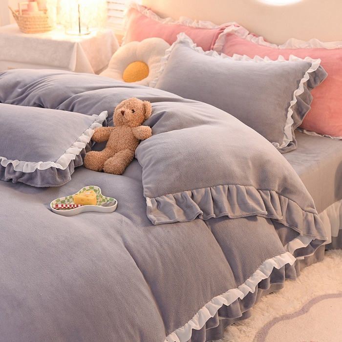 91家纺网 家纺一手货源 找家纺 后庭寝室 2025新款韩式花边牛奶绒四件套-香香公主系列 香香公主-浅灰